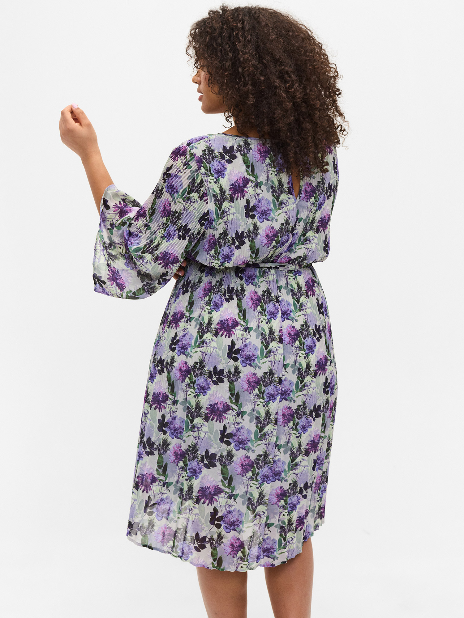 Vacker lila plisserat klänning med mönster fra Zizzi