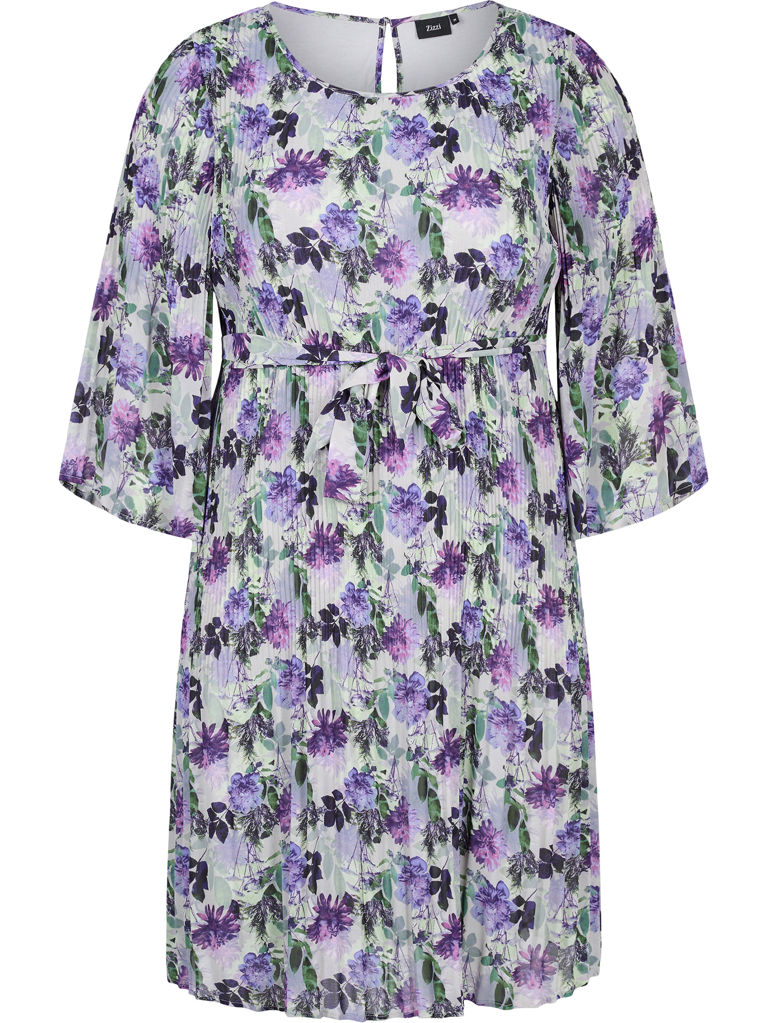 Vacker lila plisserat klänning med mönster fra Zizzi
