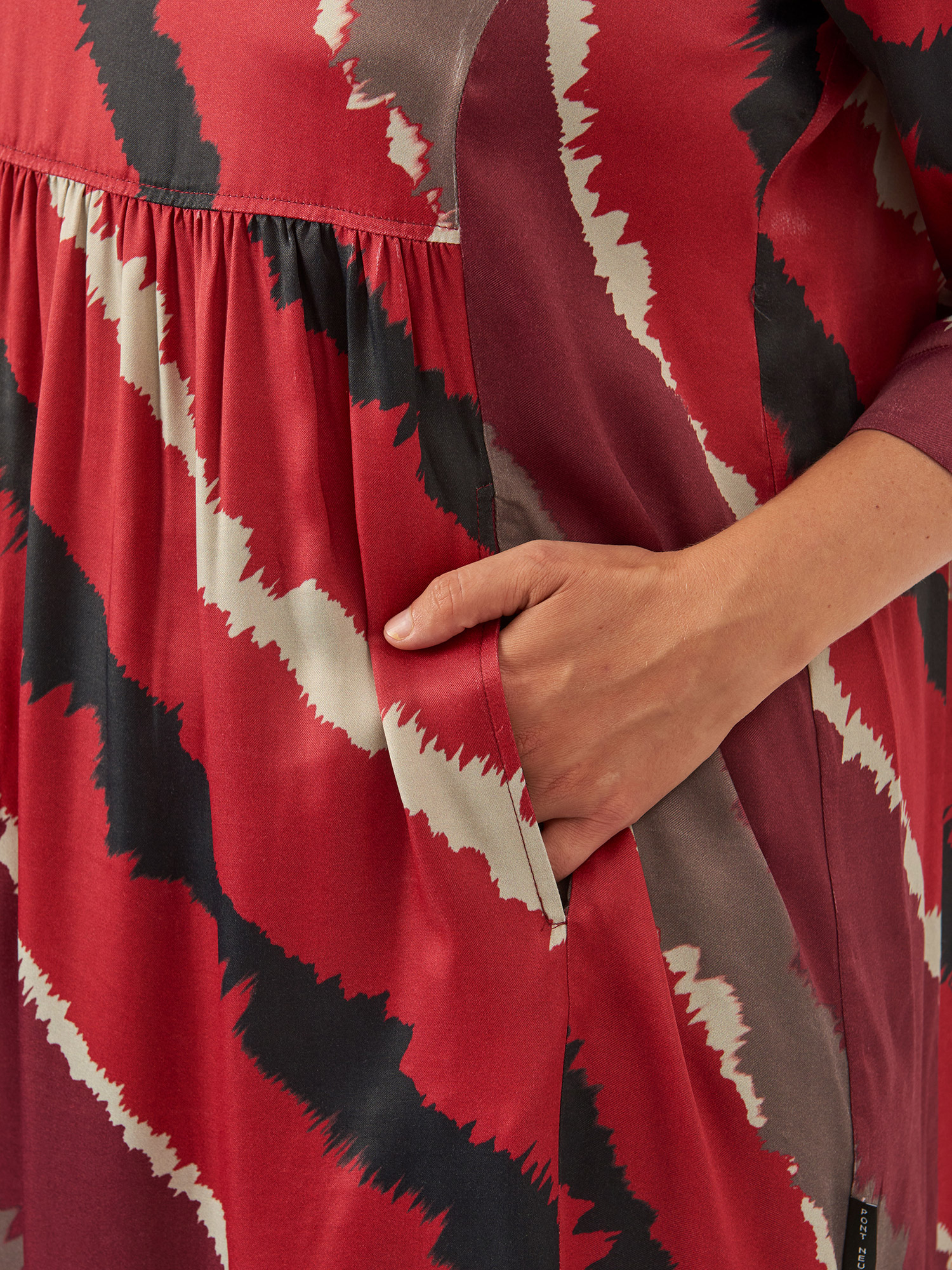Carine - viskosklänning i rött mönster med blank yta fra Pont Neuf