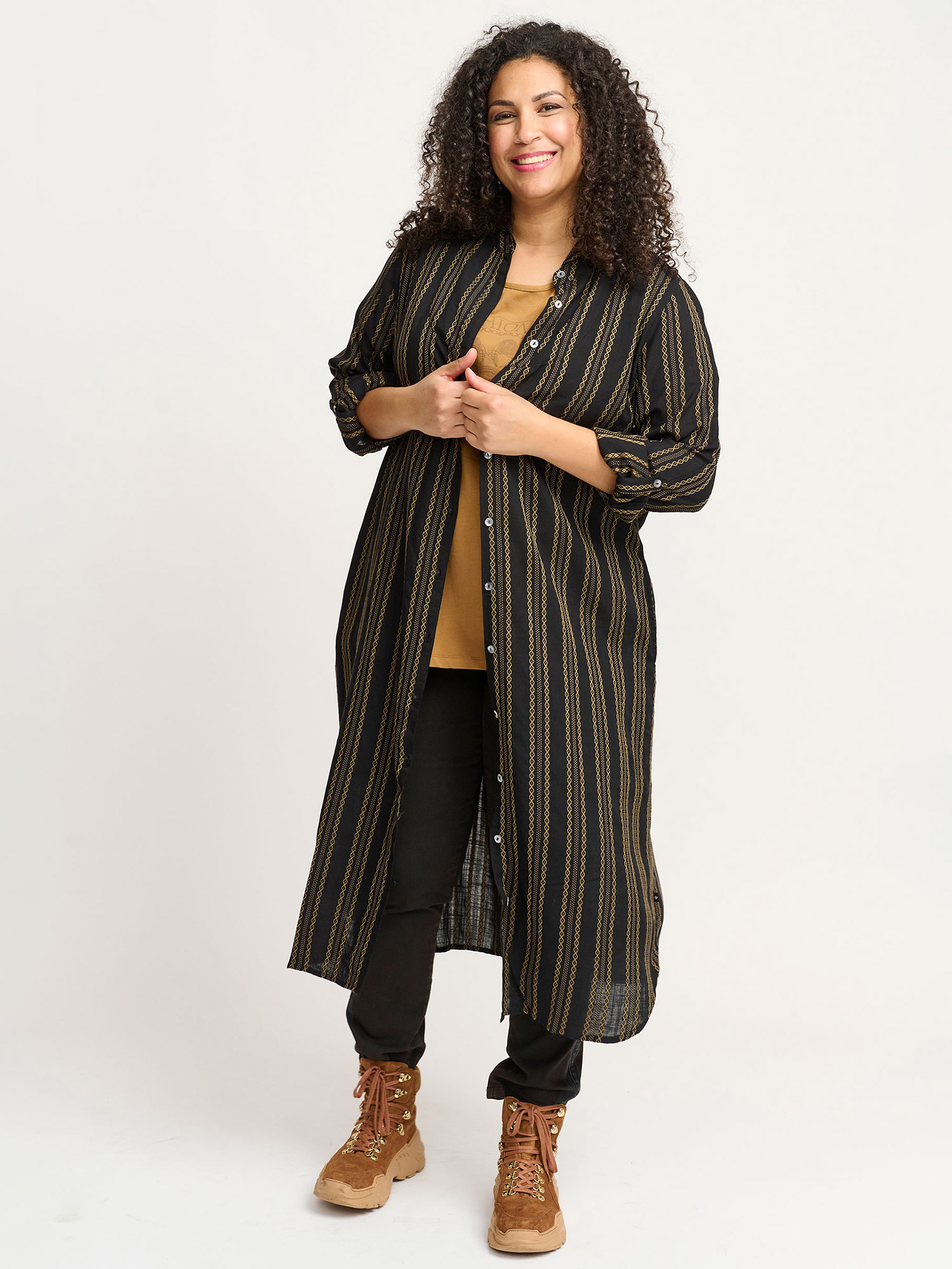 svart skjortklänning i viskos med fint vävt mönster fra Adia