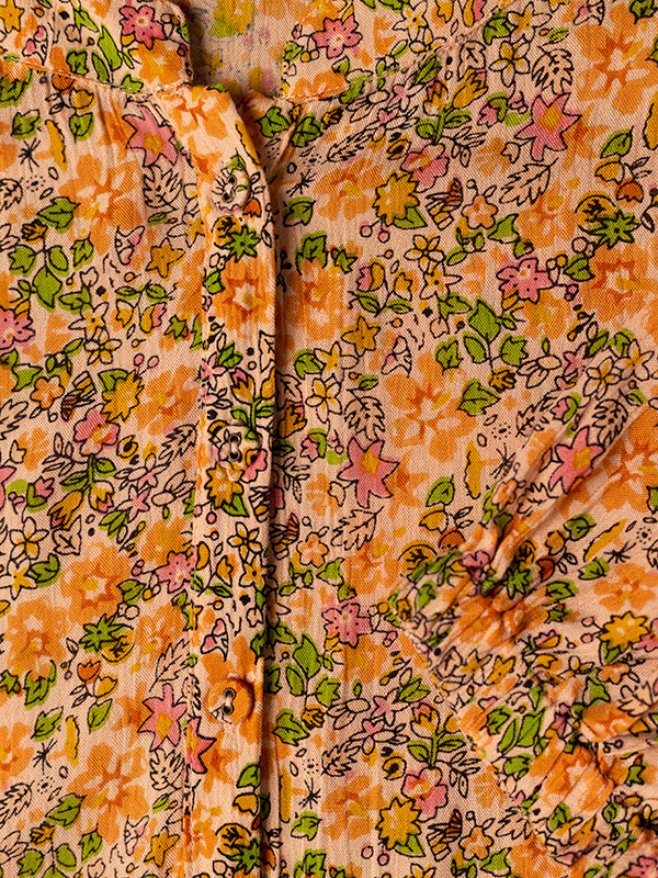 Aprikosfärgad viskosklänning med blommönster fra Adia