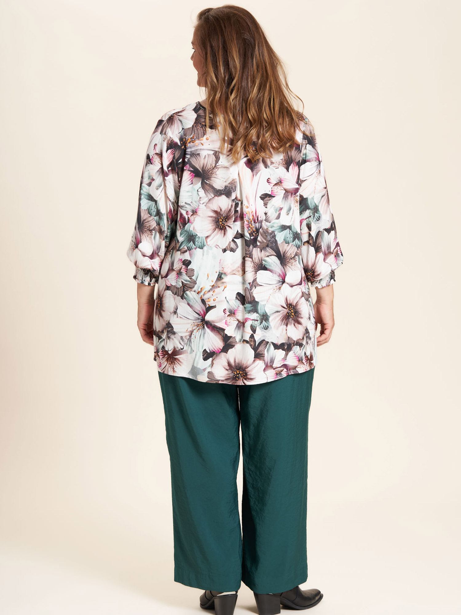 Vicky - Viskose bluse med smukt blomster print i grønne og rosa nuancer fra Gozzip