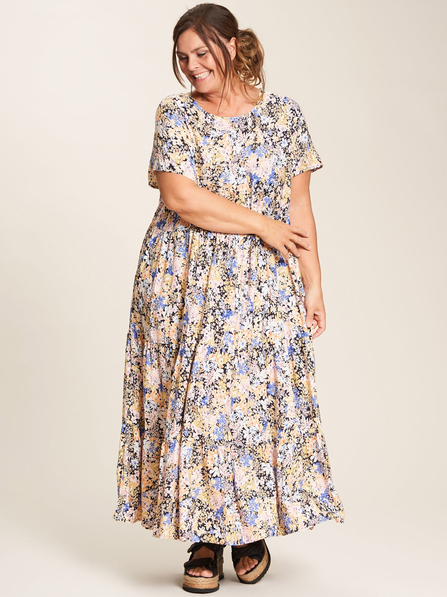 Karoline - Svart viskosklänning med blommig mönster fra Gozzip