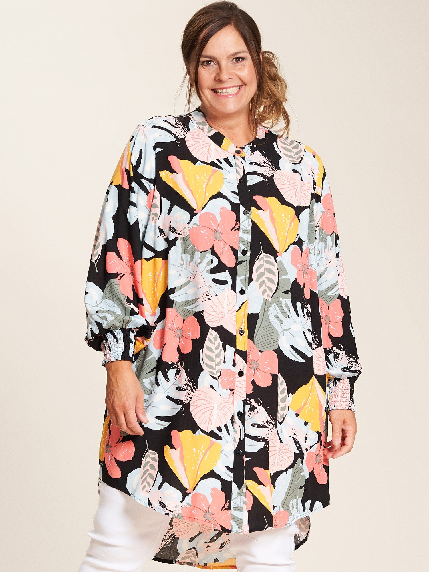 Ulrikke - Svart skjorta med blommigt tryck i vackra färger fra Gozzip