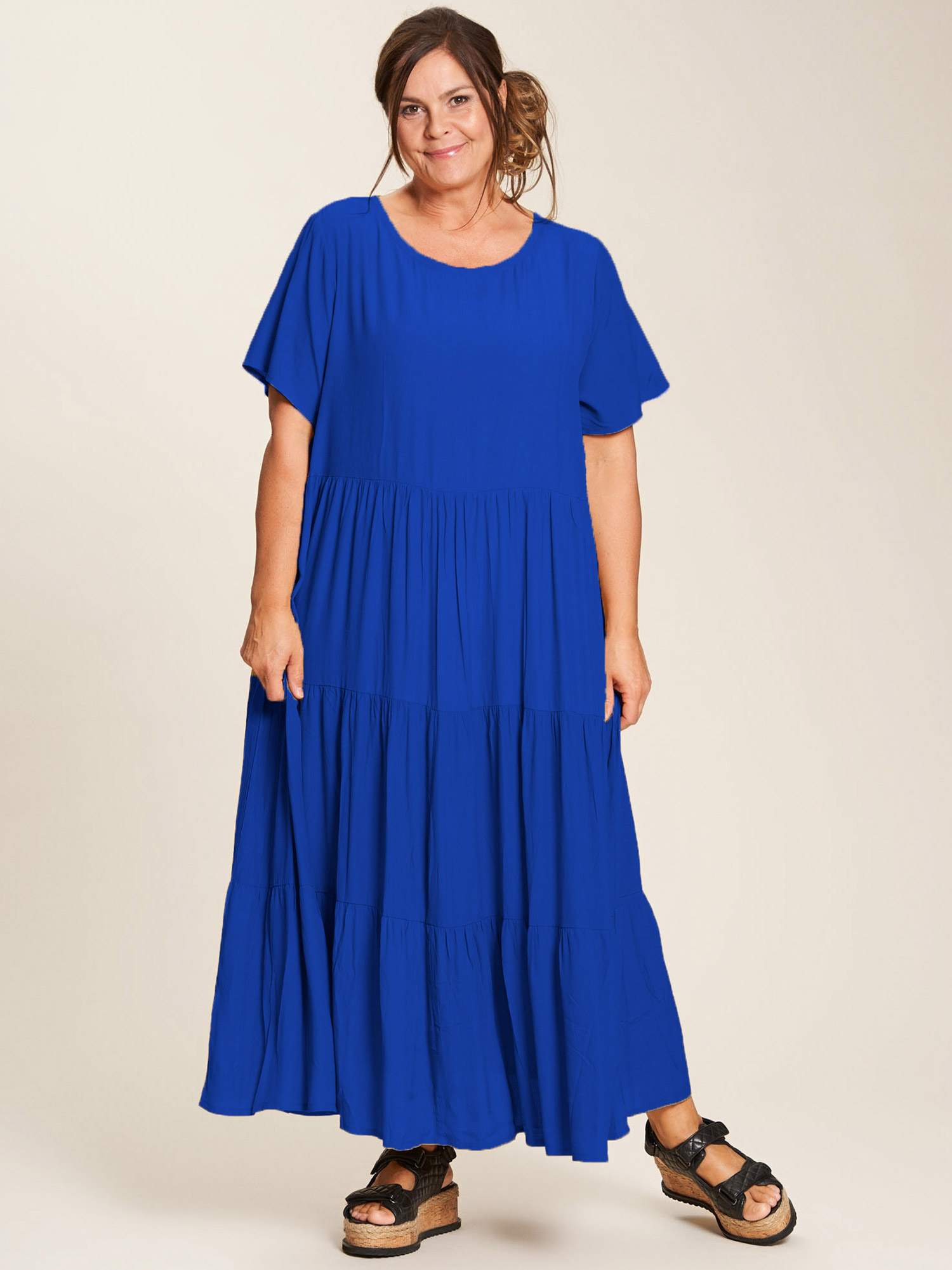 Sussie - Lang flot kongeblå viskose kjole med flæser fra Gozzip