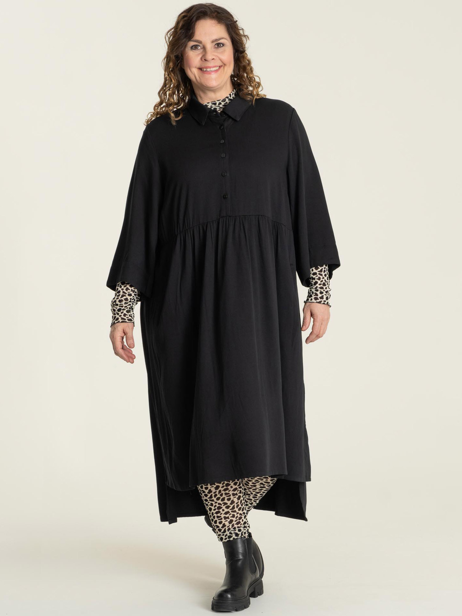 Susanne - Underbar svart viskosklänning fra Gozzip