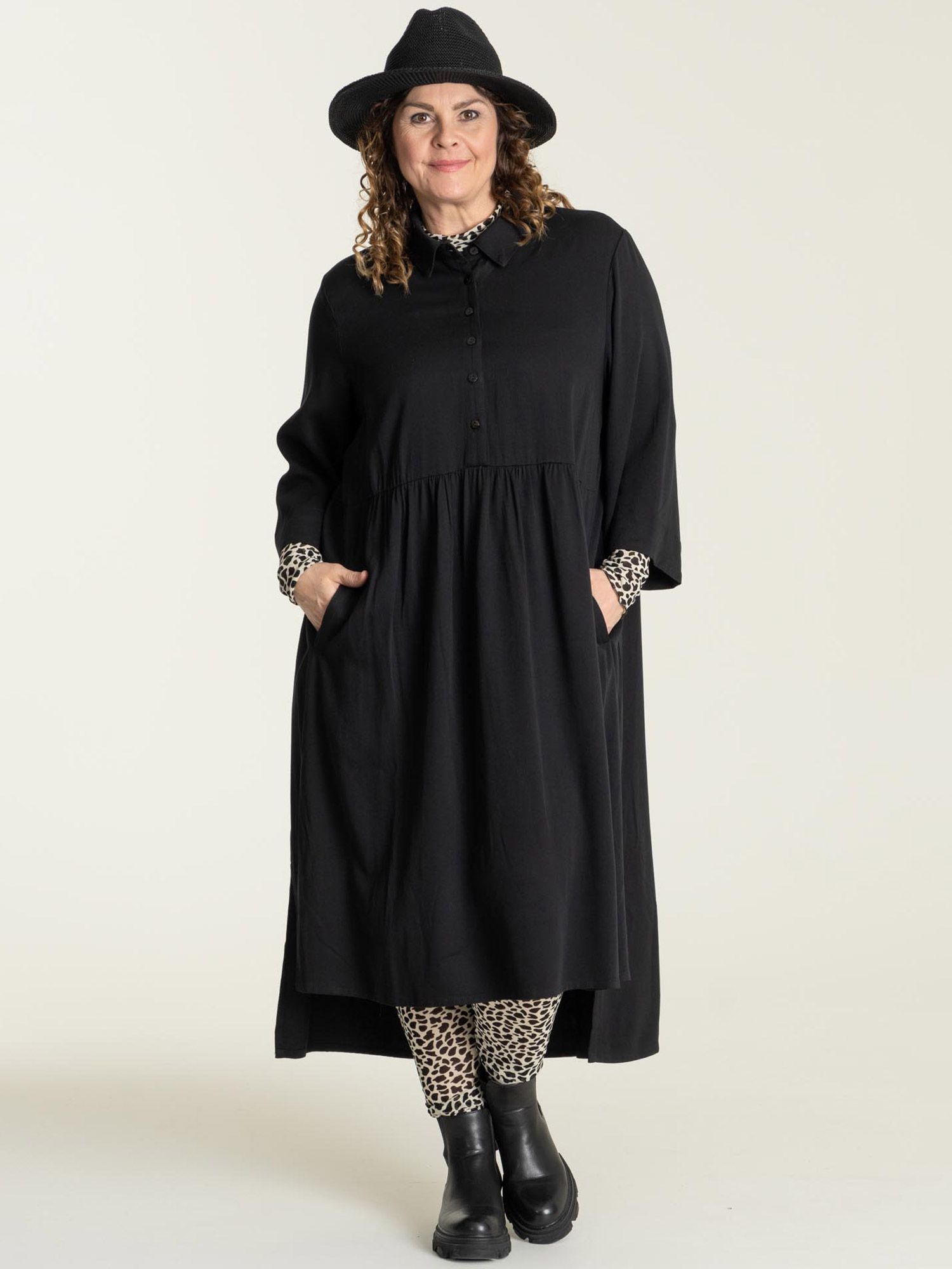 Susanne - Underbar svart viskosklänning fra Gozzip