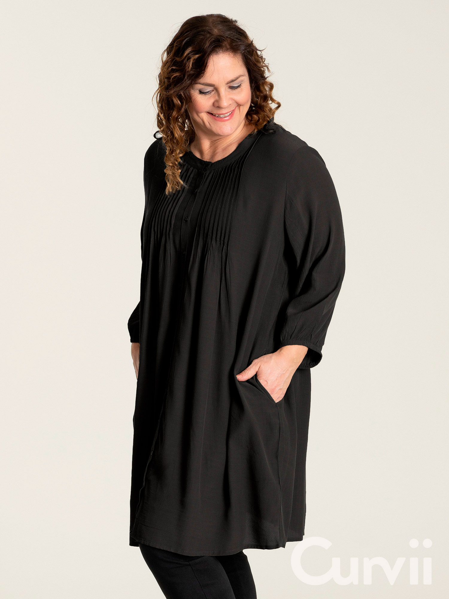 JOHANNE - Fin svart skjorta tunika med fickor fra Gozzip