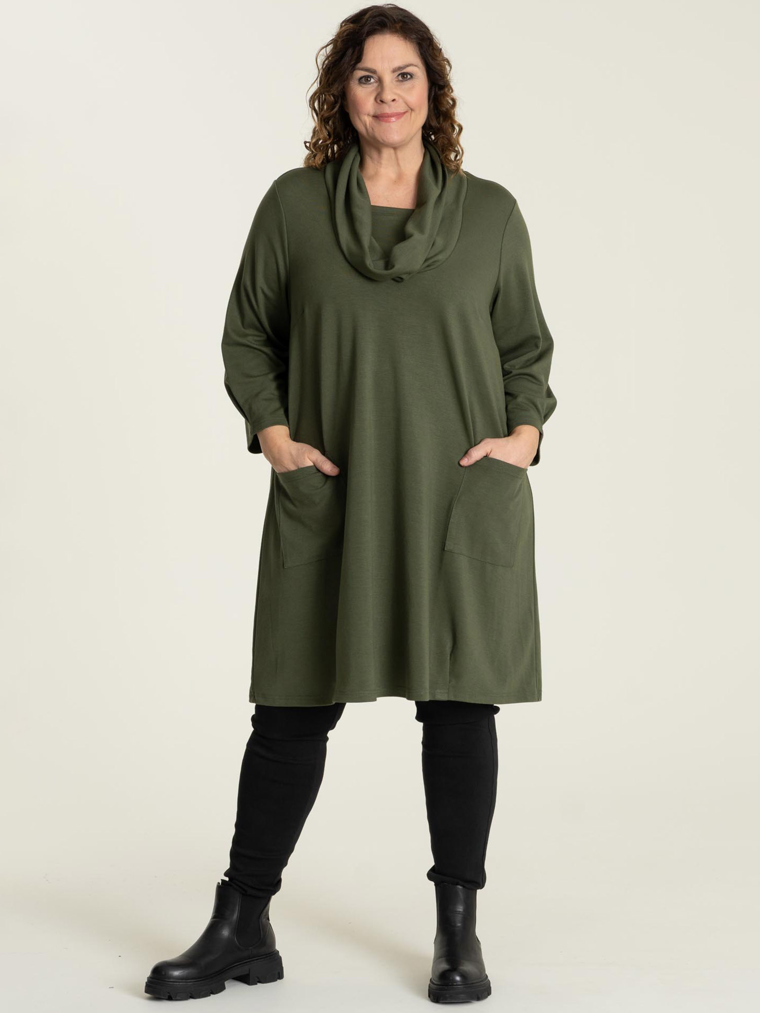 NIKOLINE - olivgrön tunika med fickor fra Gozzip