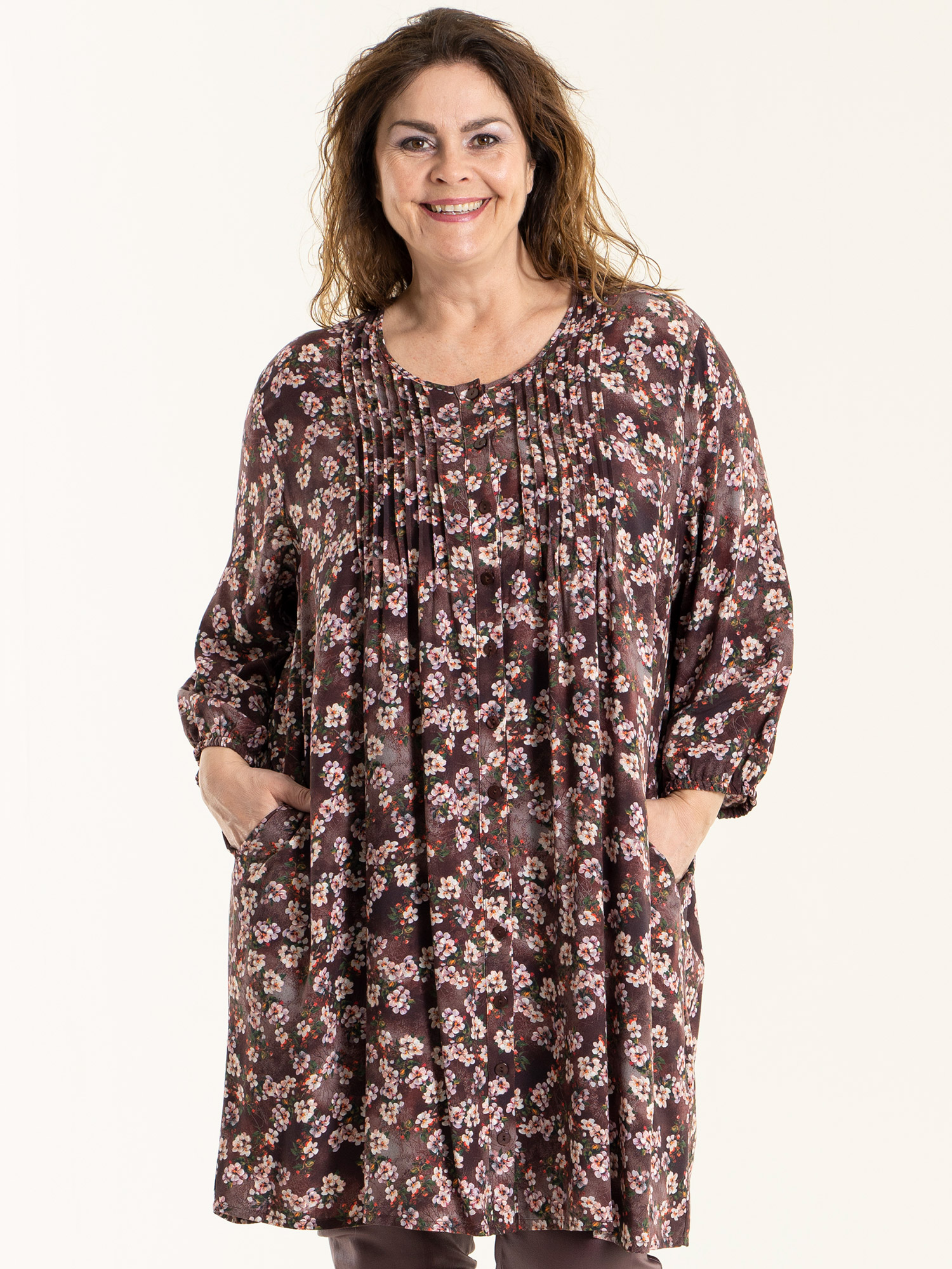 Johanne - Flot skjorte tunika i viskose med flot bordeaux blomster print fra Gozzip