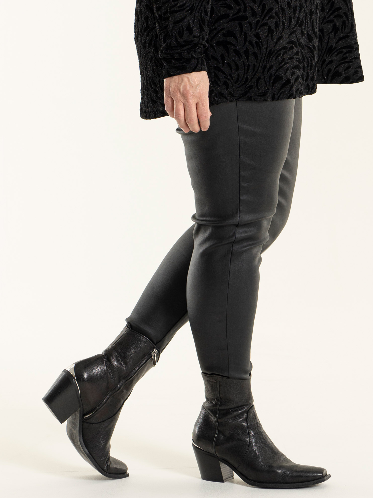 Monika - Svarta leggings i smart läderlook fra Gozzip