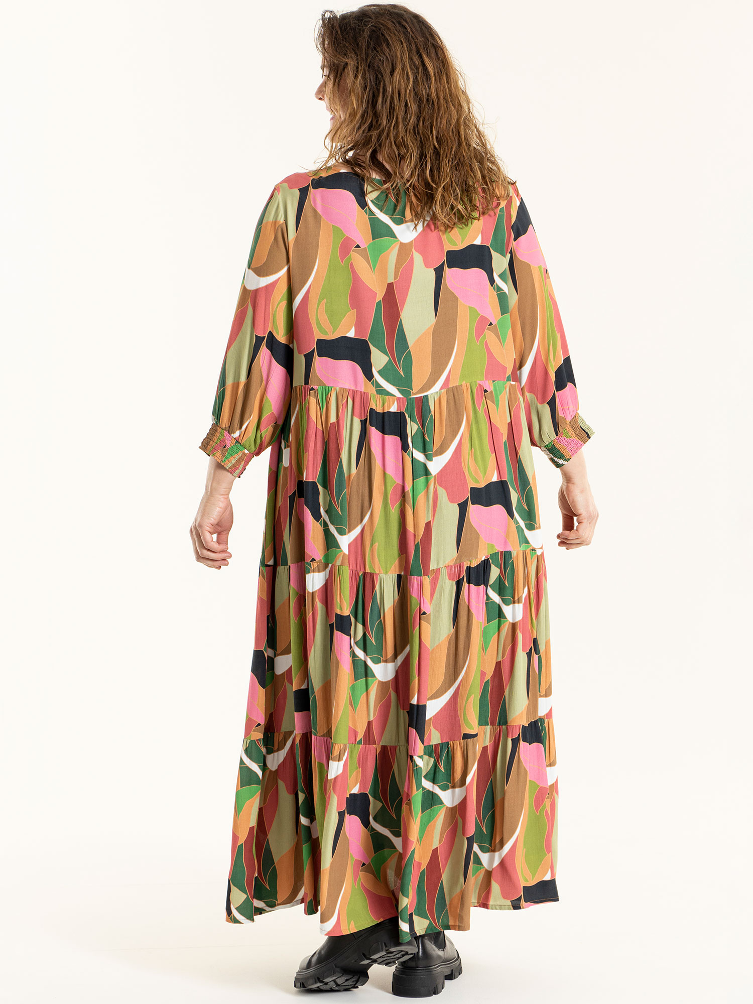 Sussie - Lång volangklänning i mångfärgad viskos fra Gozzip