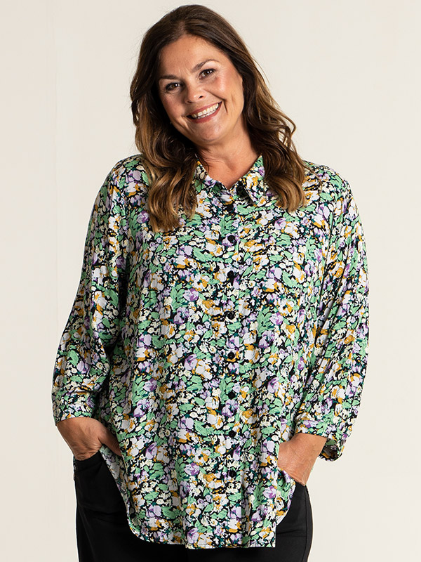 KARINA - Svart viskosskjorta med blommönster fra Gozzip