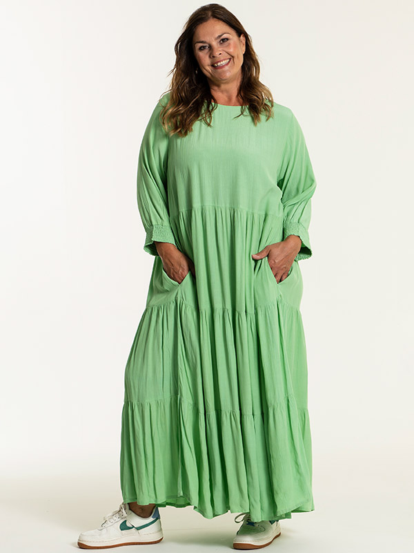 SUSSIE - Lång grön klänning i exklusiv viskos fra Gozzip