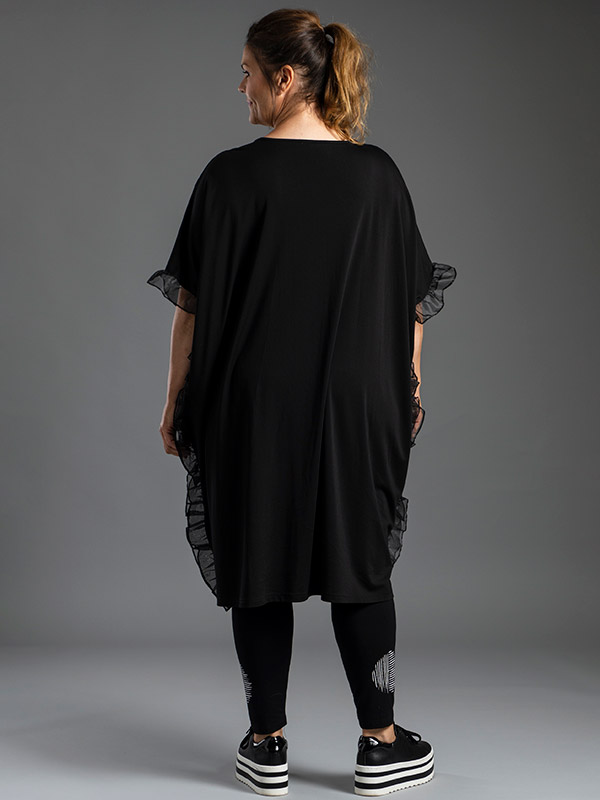 LENA - Svart oversize tunika med vitt tryck och volanger på sidan fra Gozzip Black