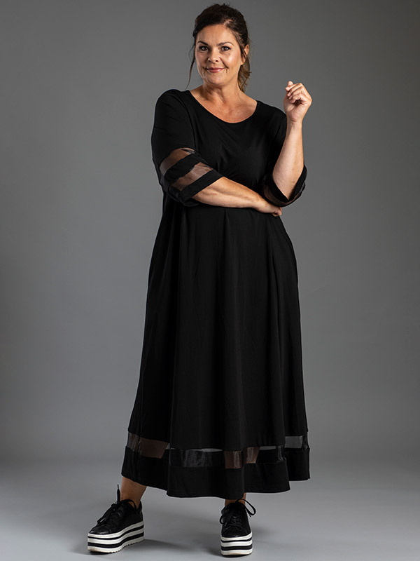 LINNEA - Svart klänning i viskos med fina meshdetaljer fra Gozzip Black