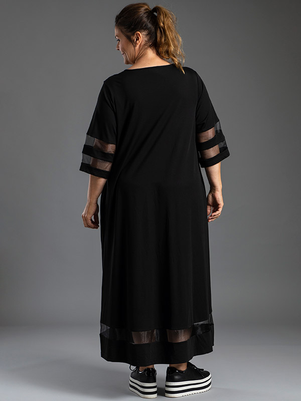 LINNEA - Svart klänning i viskos med fina meshdetaljer fra Gozzip Black