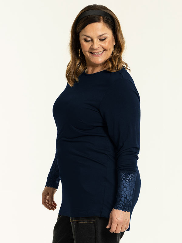 EMIRA - Plus Size Blus fra Gozzip