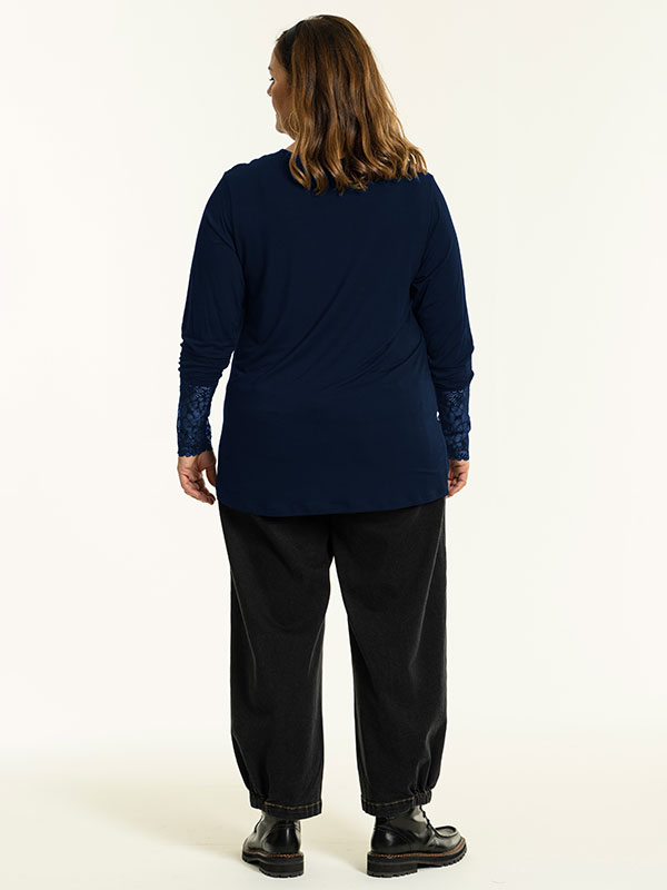 EMIRA - Plus Size Blus fra Gozzip