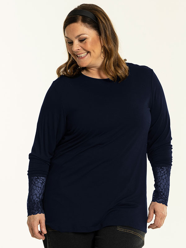 EMIRA - Plus Size Blus fra Gozzip