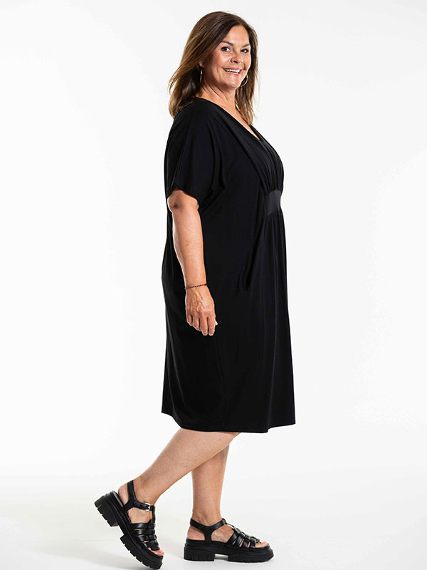 BELINA - Plus Size Klänning fra Gozzip