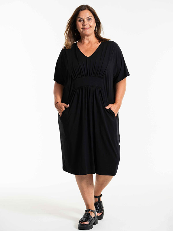 BELINA - Plus Size Klänning fra Gozzip