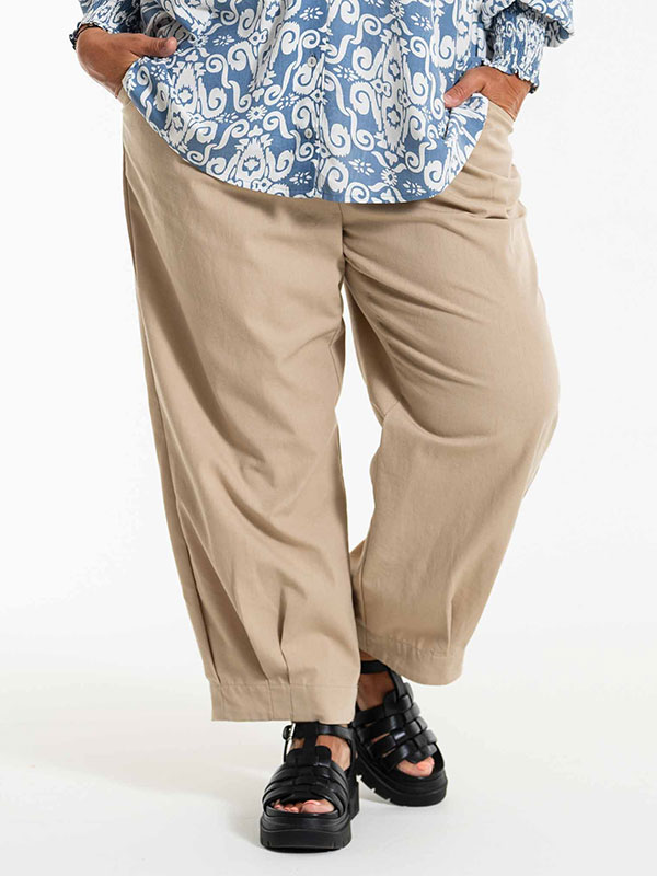 BESSIE - Plus Size Byxor fra Gozzip
