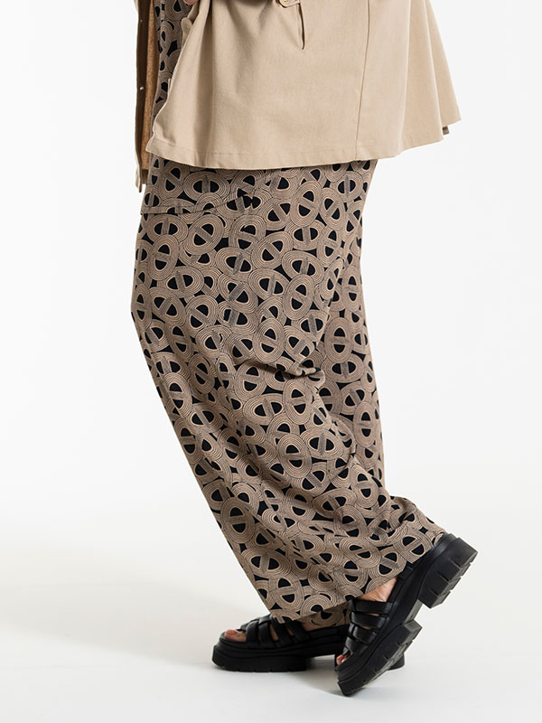 MARFRETHE - Plus Size Byxor fra Gozzip