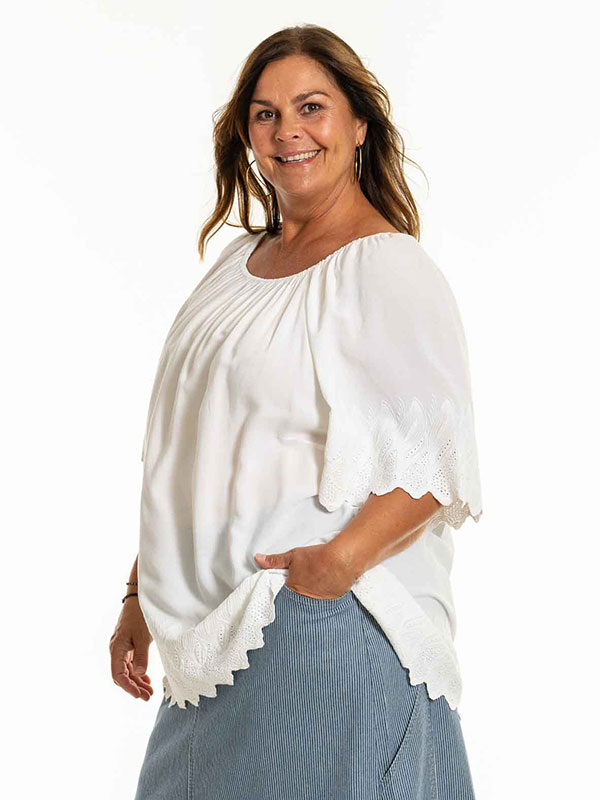 DITTEN - Plus Size Blus fra Gozzip