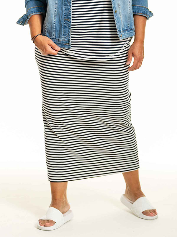 PENNIE - Plus Size Kjol fra Gozzip