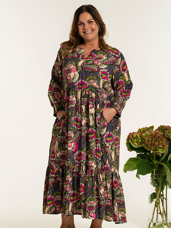FIONA - Plus Size Klänning fra Gozzip