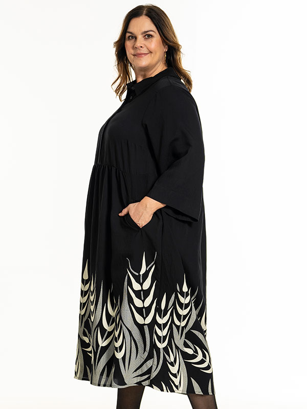 ANN-LOUISE - Plus Size Klänning fra Gozzip