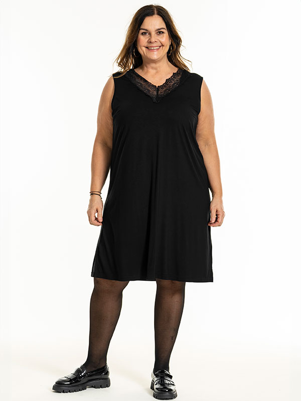 GEOGINA - Plus Size Klänning fra Gozzip