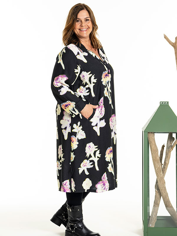GINGSE - Plus Size Klänning fra Gozzip