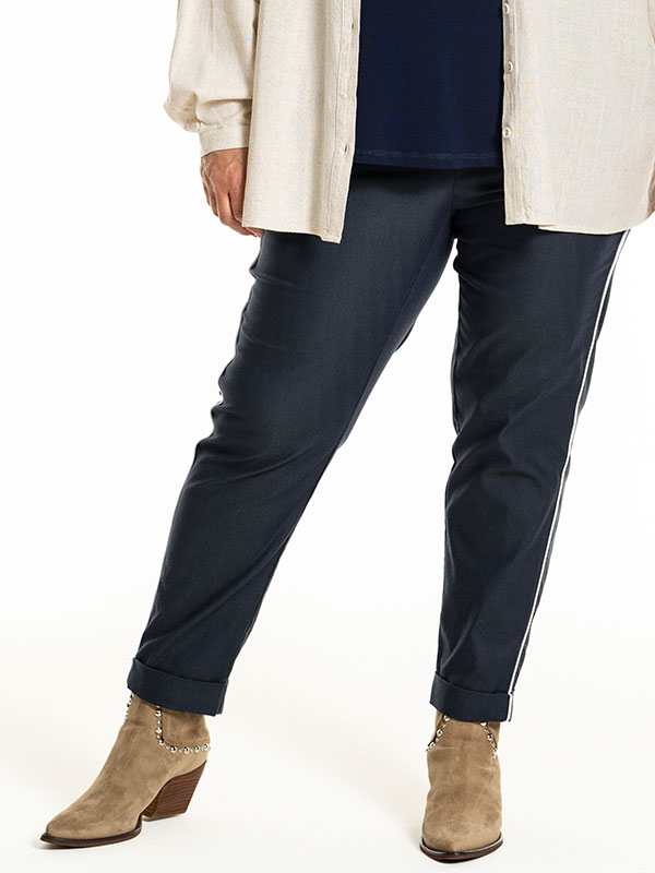 HANNI - Plus Size Byxor fra Gozzip