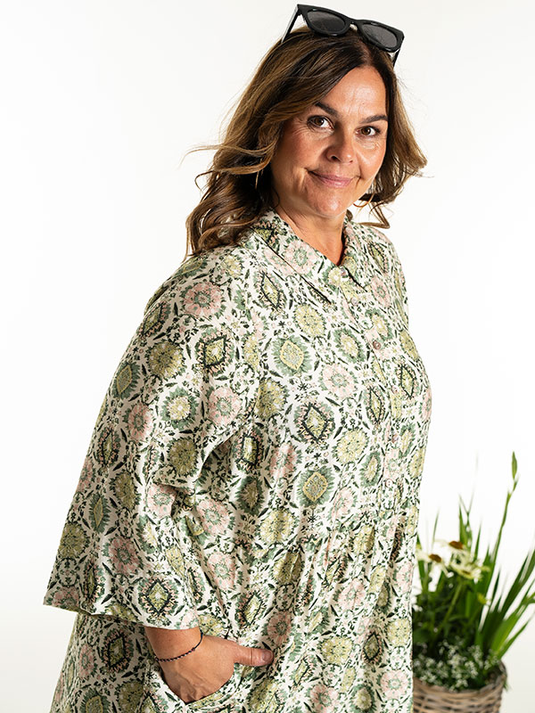 ANN-LOUISE - Plus Size Klänning fra Gozzip