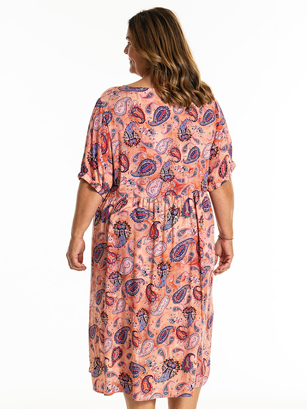 KARNELIA - Plus Size Klänning fra Gozzip