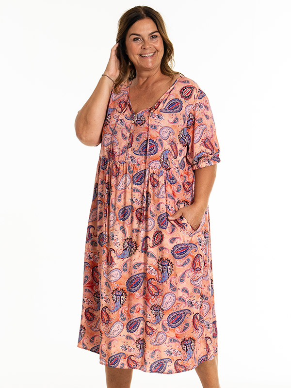 KARNELIA - Plus Size Klänning fra Gozzip