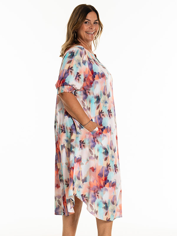 DINNIE - Plus Size Klänning fra Gozzip