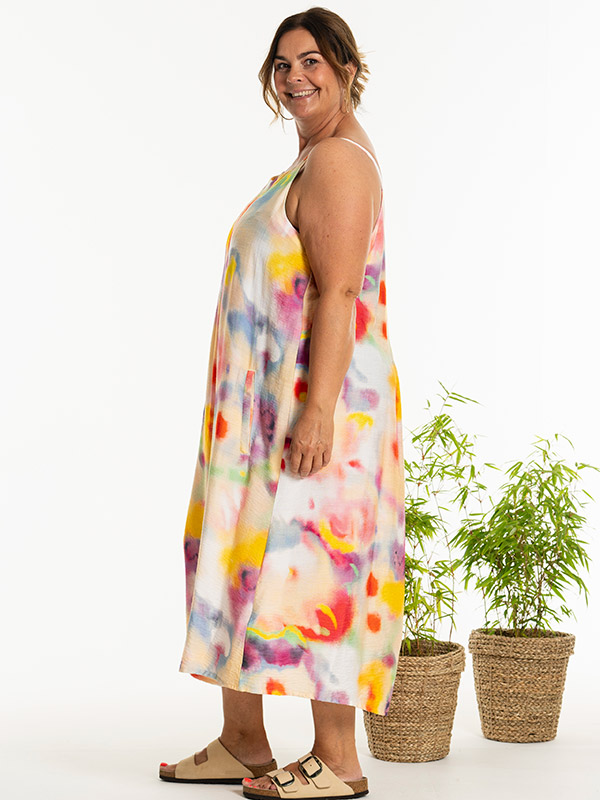 KAROLE - Plus Size Klänning fra Gozzip