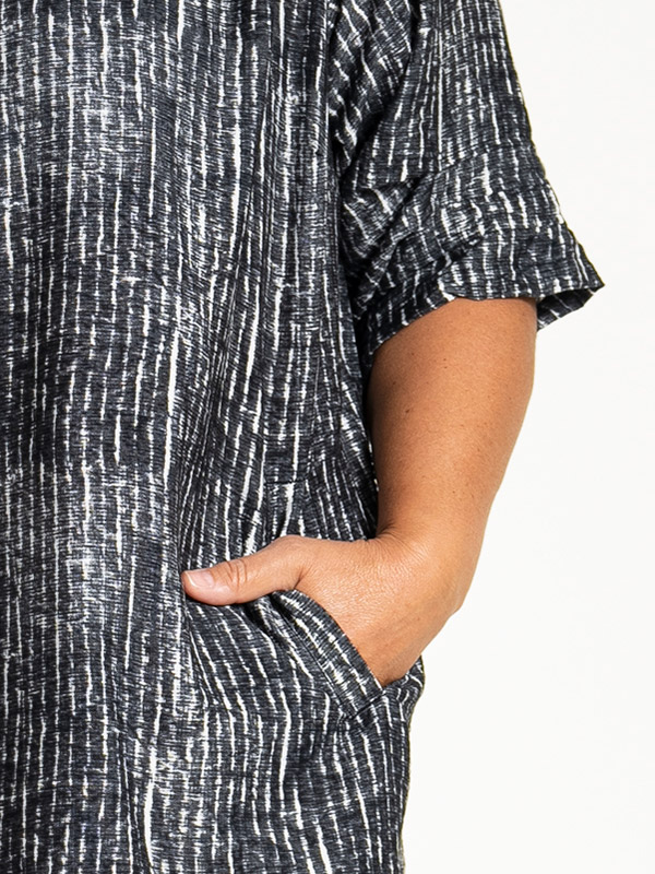 LAILA - Plus Size Klänning fra Gozzip Black