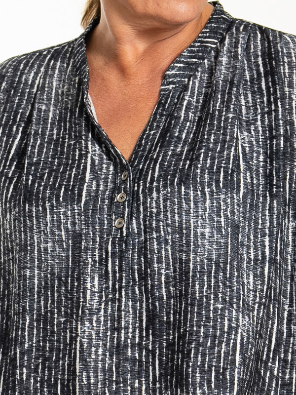 LAILA - Plus Size Klänning fra Gozzip Black