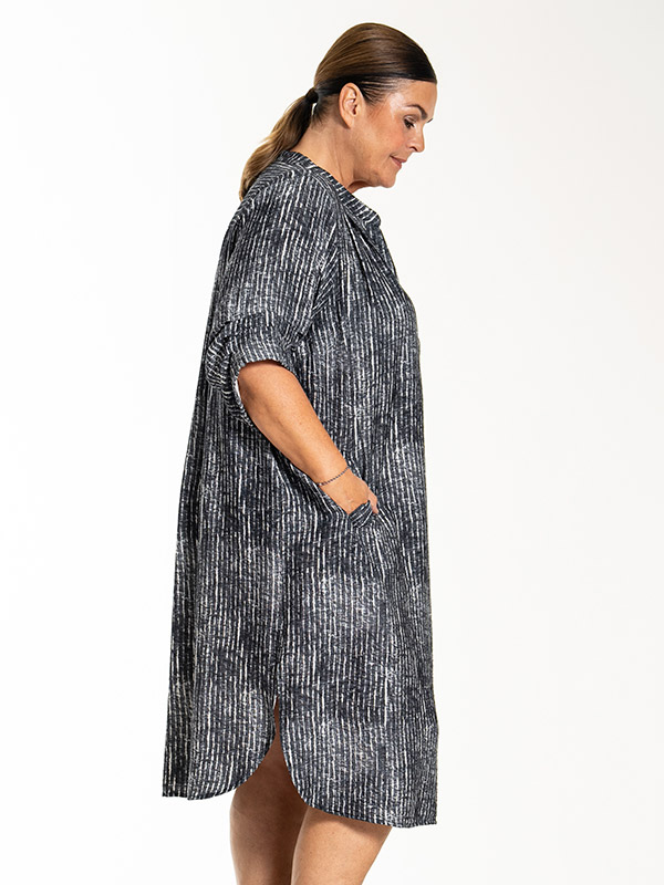 LAILA - Plus Size Klänning fra Gozzip Black