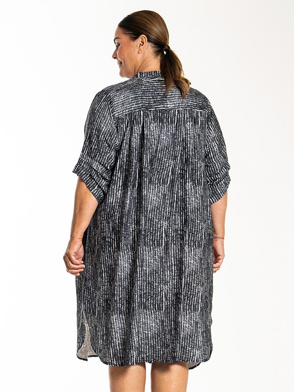 LAILA - Plus Size Klänning fra Gozzip Black