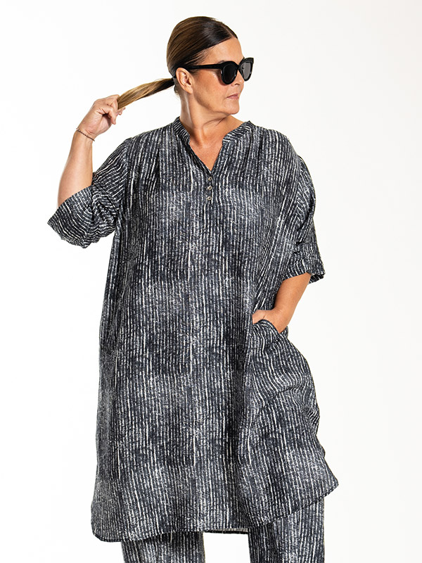 LAILA - Plus Size Klänning fra Gozzip Black