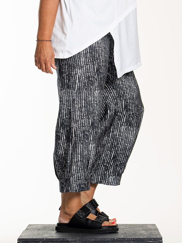 LINNA - Plus Size Byxor fra Gozzip Black