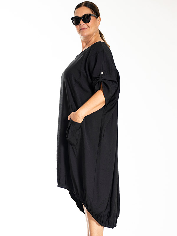 LYNETT - Plus Size Klänning fra Gozzip Black