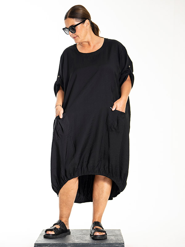 LYNETT - Plus Size Klänning fra Gozzip Black