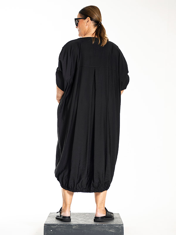 LYNETT - Plus Size Klänning fra Gozzip Black