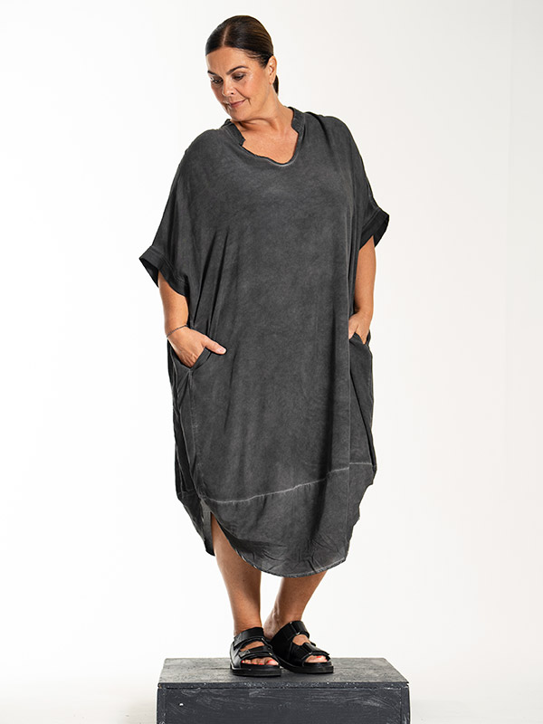 LOLO - Plus Size Klänning fra Gozzip Black